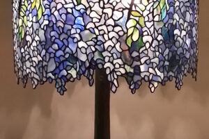 Clara-Driscoll-"Wisteria-Tiffany-Studios-Lamp-(cropped)"-by-Fopseh-is-licensed-under-CC-BY-SA 4.0.