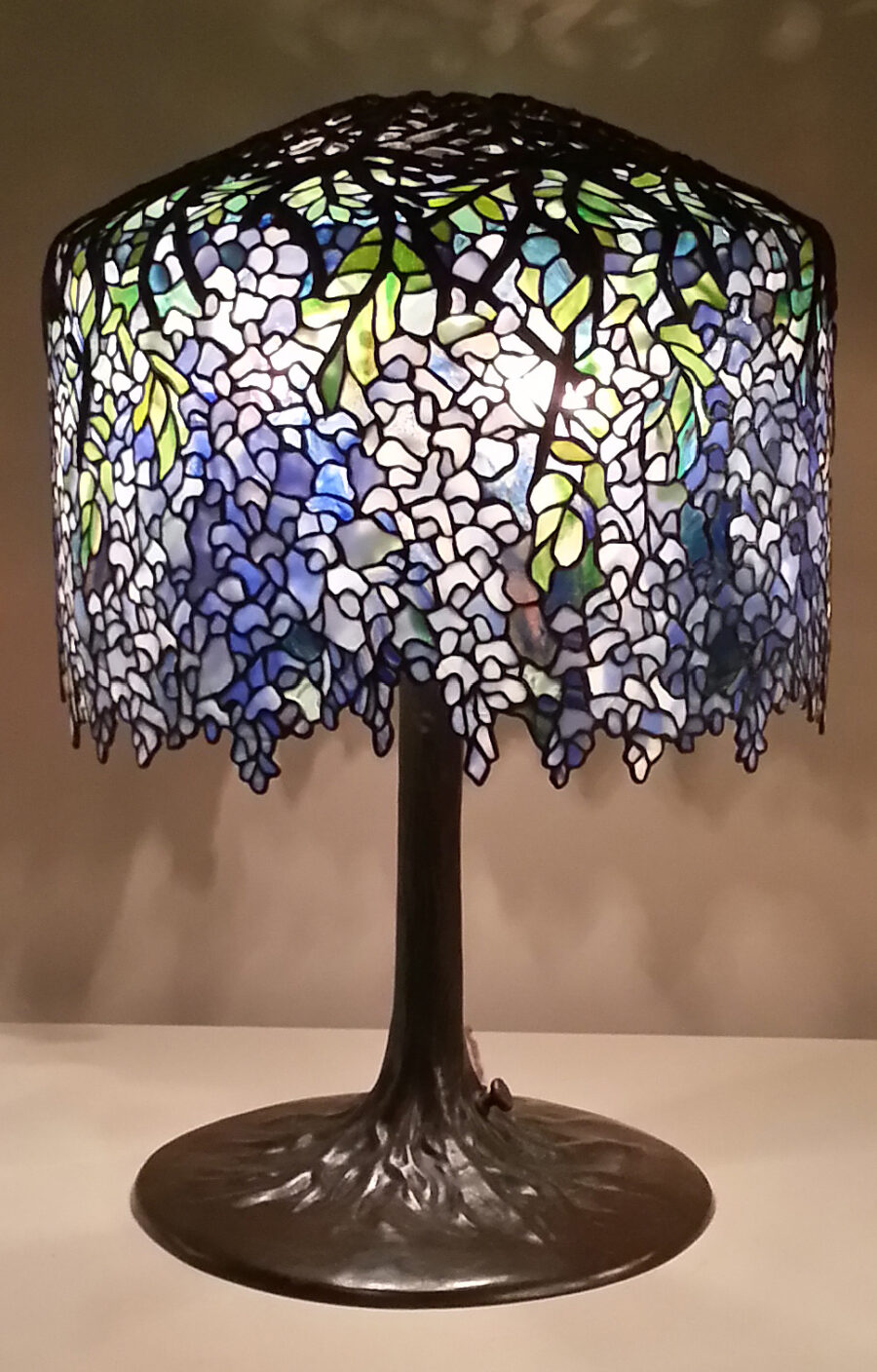 Clara-Driscoll-"Wisteria-Tiffany-Studios-Lamp-(cropped)"-by-Fopseh-is-licensed-under-CC-BY-SA 4.0.